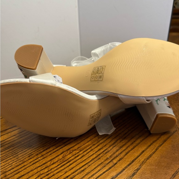 Allegra K White Embroidered Sandals. Size 10 - Picture 5 of 8